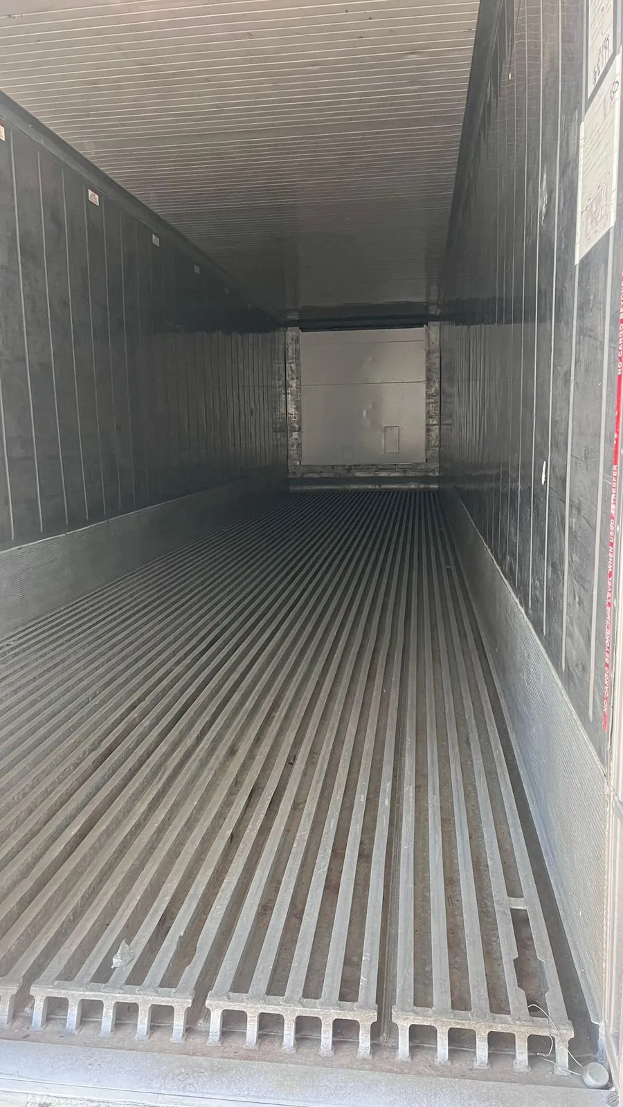 Interior de un contenedor Reefer: panelería y equipo de frío