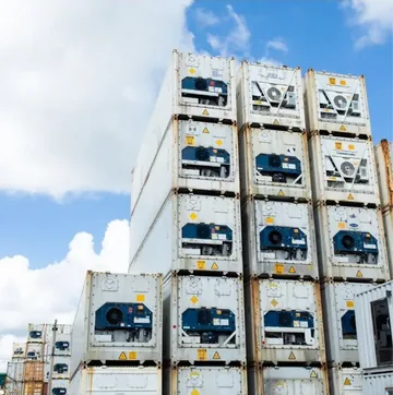 Pila de contenedores Reefer blancos contra el cielo — stock disponible