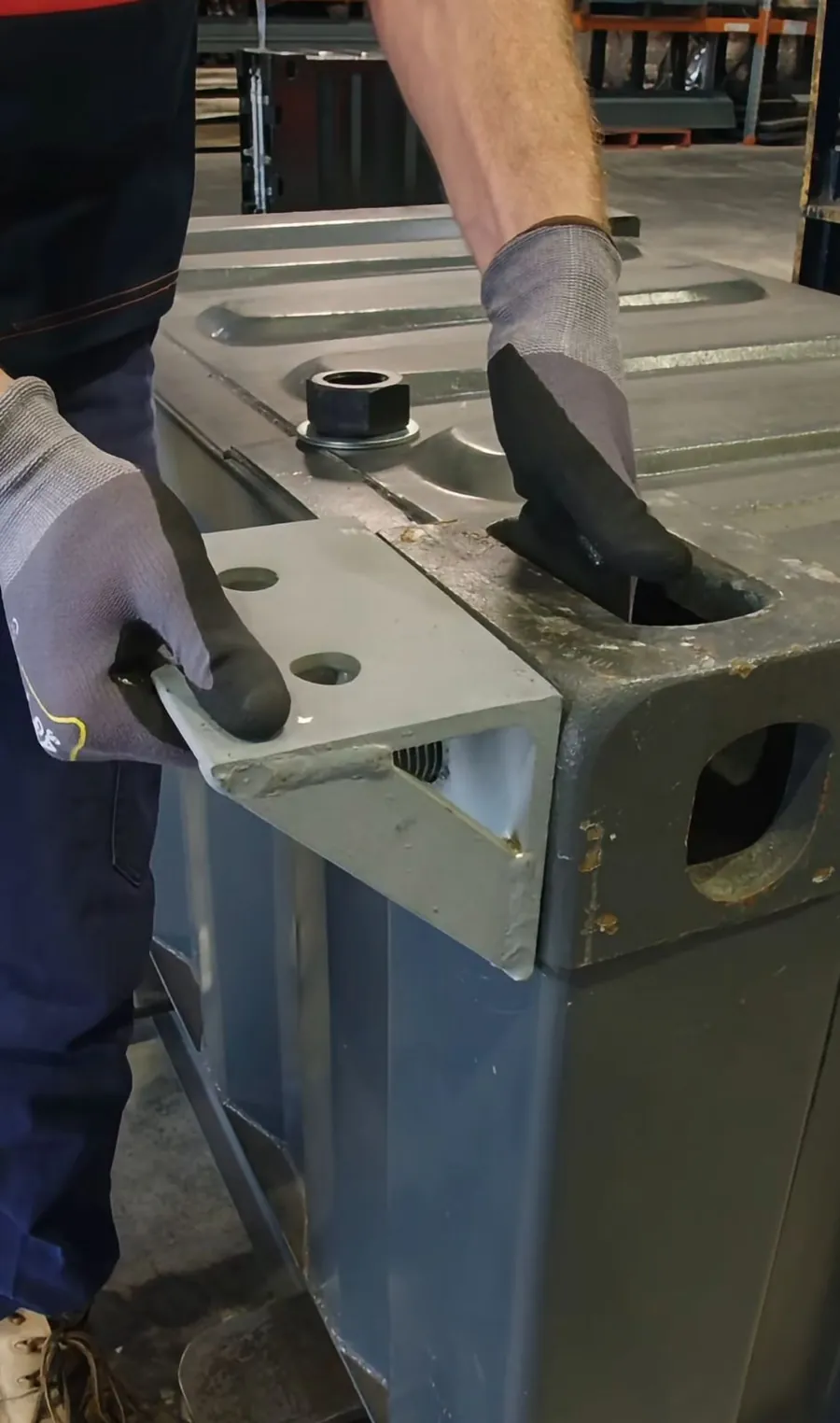 Esquinero y herrajes de acero para contenedor, montaje en taller