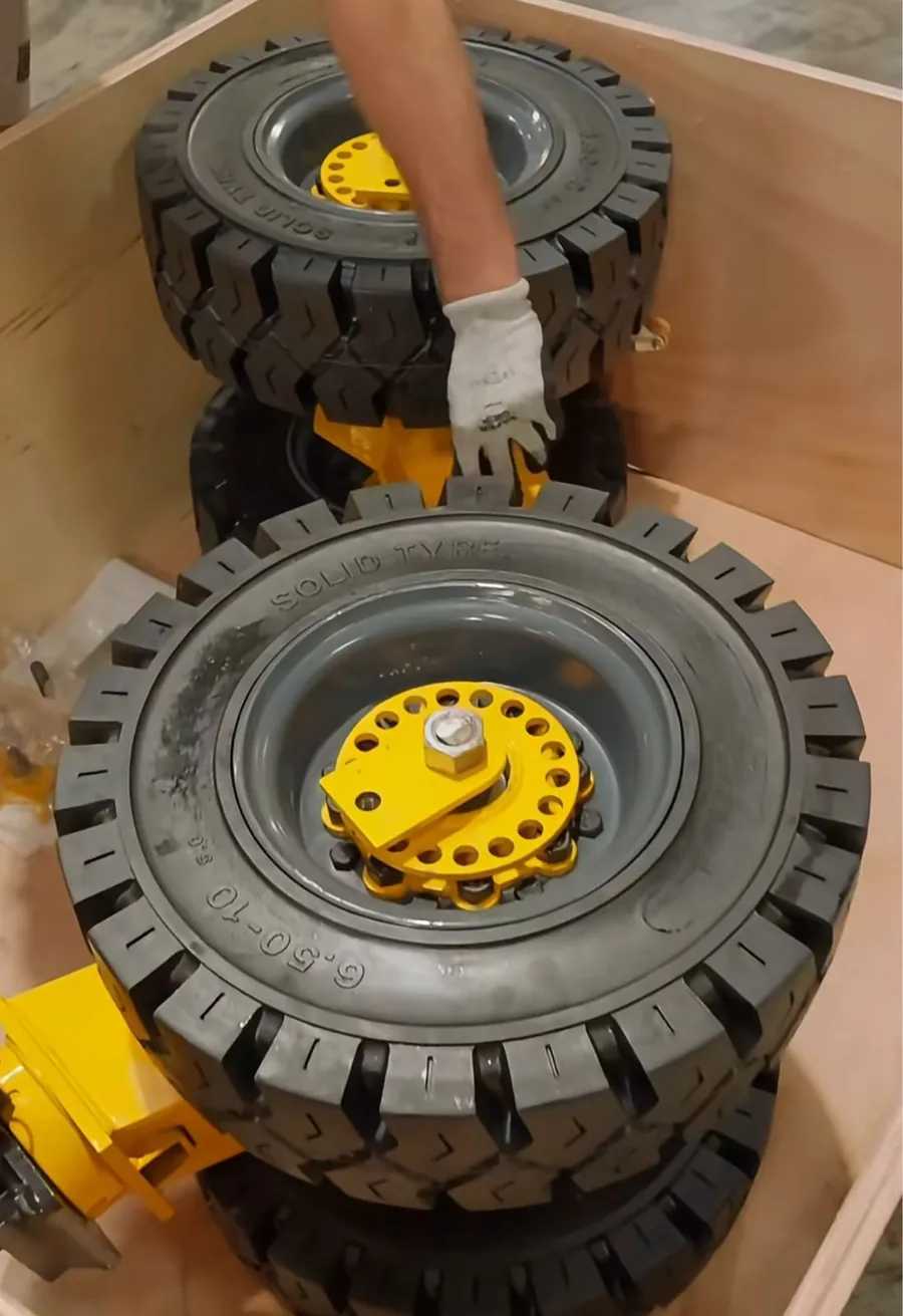 Neumáticos sólidos para autoelevador con llantas amarillas, en cajón de exportación