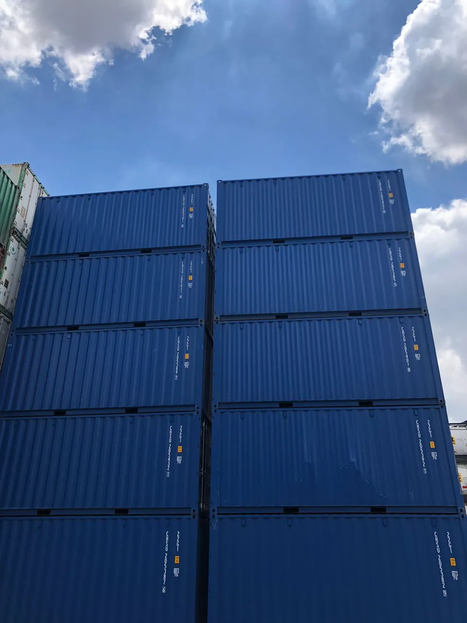 Pila de contenedores Dry 20 pies One Trip azules en depósito — stock disponible